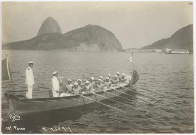 Marinheiros em competição de remo na enseada de Botafogo