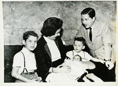 Jair Amorim com mulher e filhos