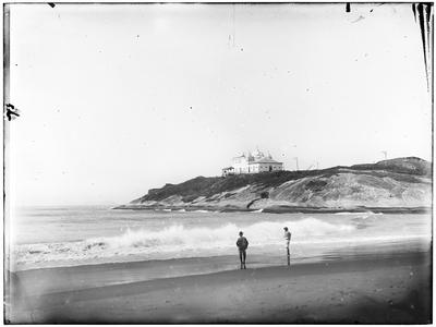 Praia de Copacabana, ao fundo a Igreja de Nossa Senhora de Copacabana