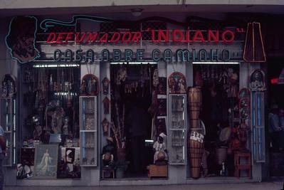 Vitrine de loja de produtos religiosos