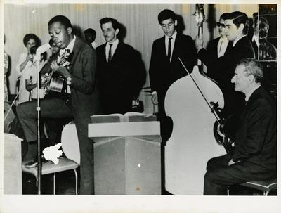 Milton Nascimento ao microfone com o violão