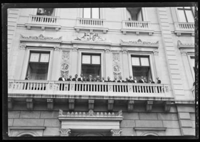 Washington Luís com outros homens não identificados na sacada do Palácio do Catete