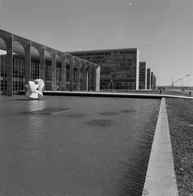 "O Meteoro", escultura de Bruno Giorgi