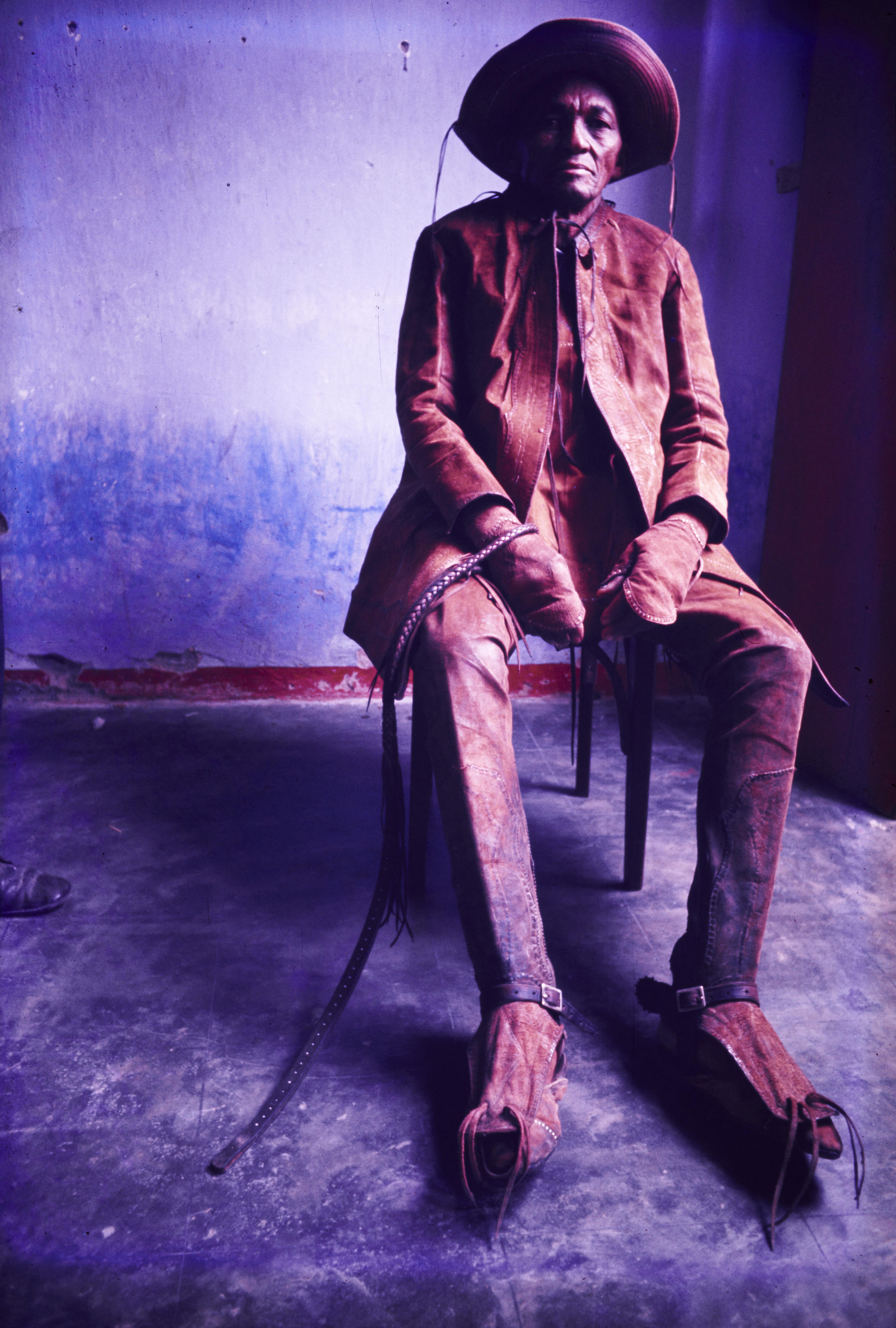 Série Sertões - Vaqueiro descansa após vaquejada