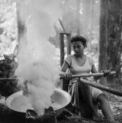 Ilha de Marajó - Mulher defumando látex