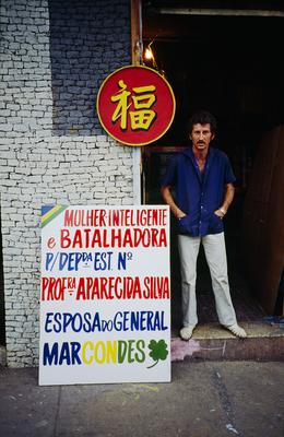 Flagrante de rua - placas, letreiros e cartazes