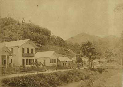Casas ao longo de rua
