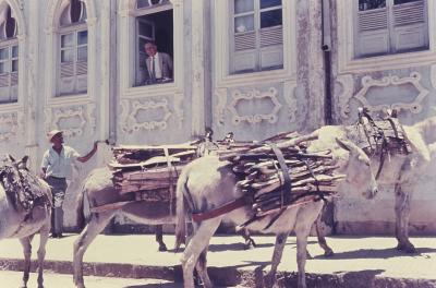 Hormínio Almeida na janela, prefeito de Pedra Azul