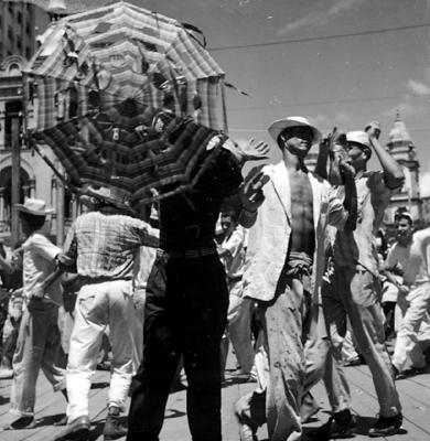 Carnaval de rua em frente à Igreja Matriz do Santíssimo Sacramento de Santo Antônio