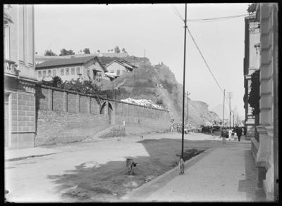 Morro do Castelo em processo de demolição; visto da Rua México