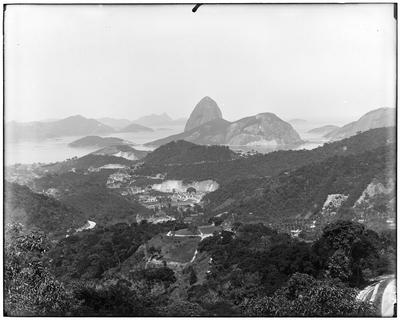 Vista da Baía de Guanabara a partir de Santa Teresa, ao fundo o Pão de Açúcar