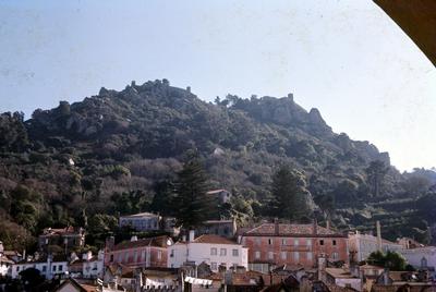 Casario e Castelo de São Jorge (ao fundo)