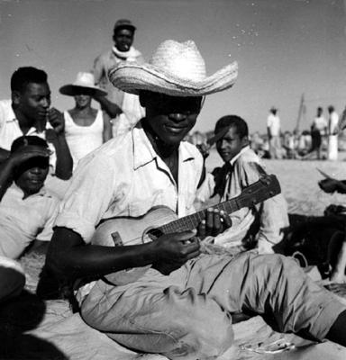 Pescadores com homem tocando violão