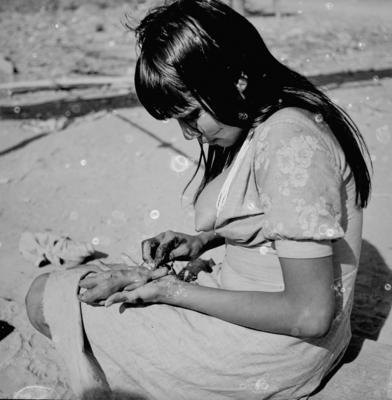 Mulher do povo Karajá confeccionando bonecas de cerâmica chamadas  Ritxòkò