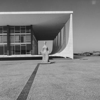 "A Justiça", escultura de Alfredo Ceschiatti