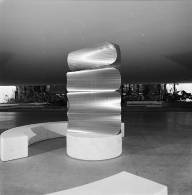 Obra da série do Polivolume de Mary Vieira