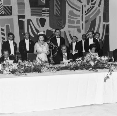 Rainha Elizabeth II discursa na recepção em sua homenagem. À esquerda da rainha, o vice-presidente Pedro Aleixo. À direita, o presidente do Brasil, Arthur da Costa e Silva, e a primeira-dama, Dona Iolanda