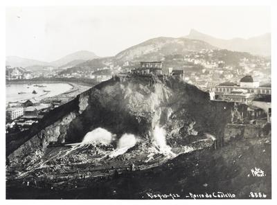 Ruínas do morro do Castelo; à esquerda, parte do aterro feito com a terra retirada do morro; à direta, Biblioteca Nacional
