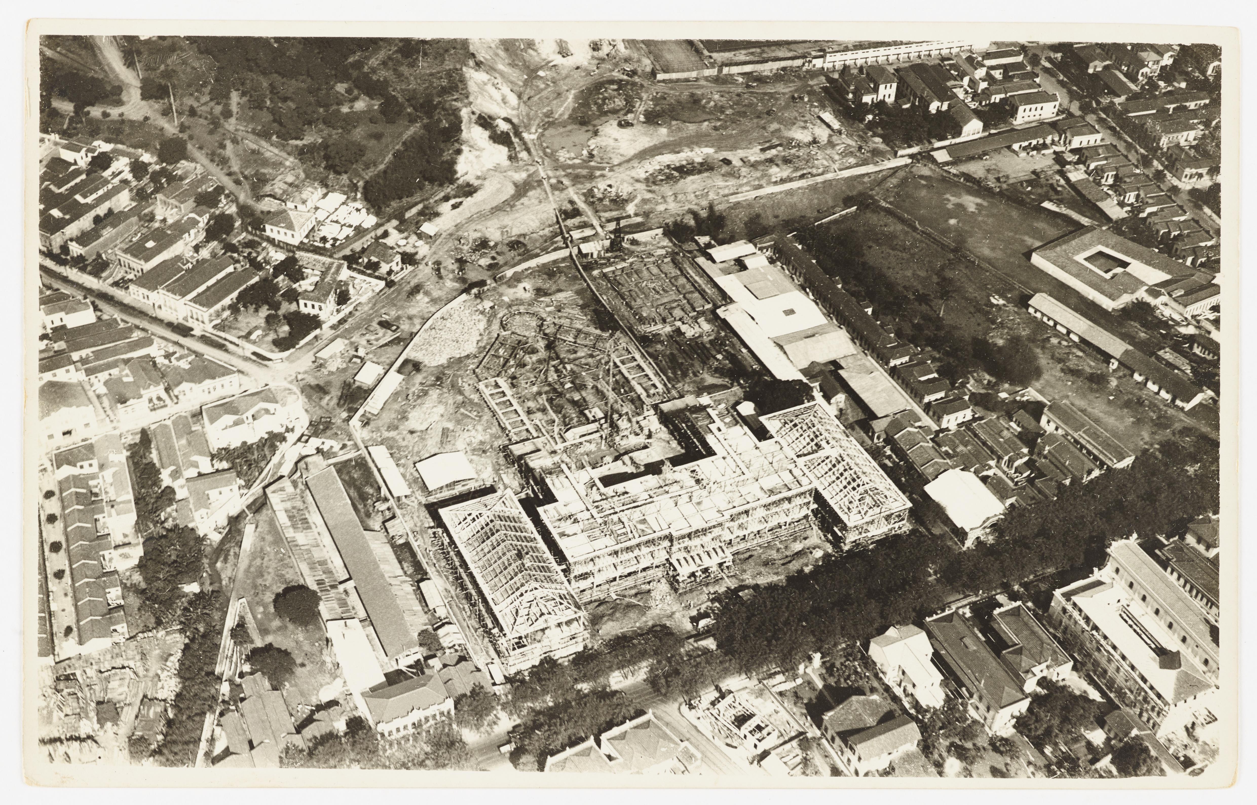 Vista área da construção da Escola Normal de Formação de Professores (atual Instituto Superior de Educação do Rio de Janeiro - ISERJ) na Rua Mariz e Barros
