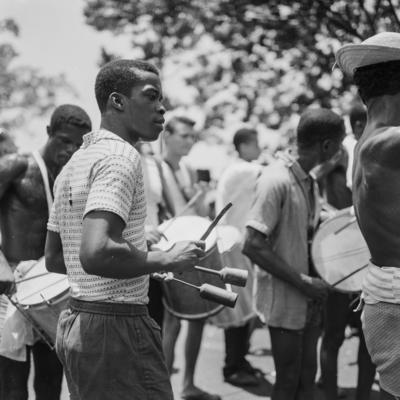 Desfile de blocos no Banho de Mar à Fantasia