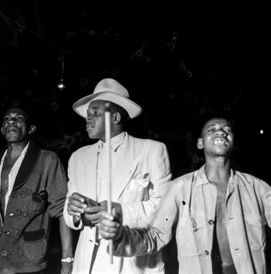 O compositor Jorge Bombeiro, de chapéu, no ensaio do Salgueiro