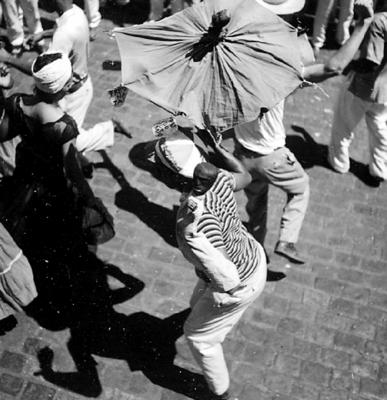 Passista de frevo no carnaval de rua de Recife
