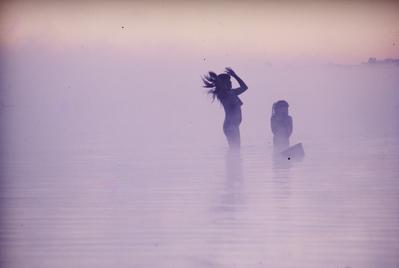 Série Xingu - Mulheres se banham na lagoa ao amanhecer