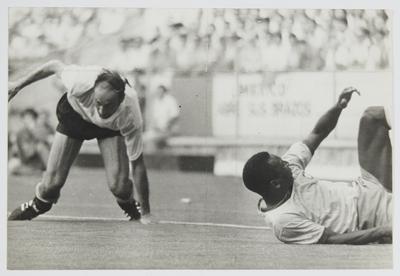 Pelé, caído à direita, em jogo da Copa do Mundo