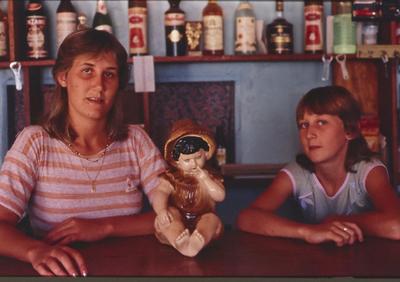 Mulher e criança não identificadas em bar