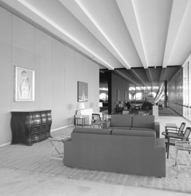 À esquerda, "Figura", pinturas de Milton Dacosta