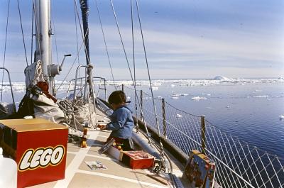 Igor Belli brinca com brinquedos LEGO