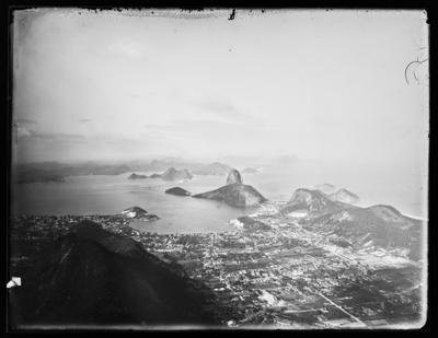 Panorama de Botafogo, Flamengo e Urca; ao fundo, o Morro do Pão de Açúcar