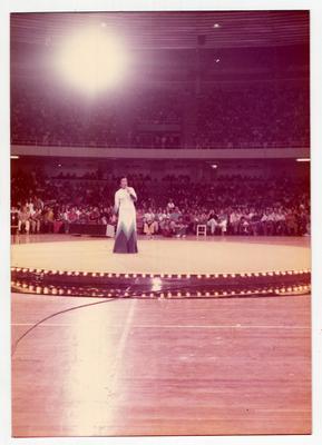 Elizeth Cardoso ao microfone