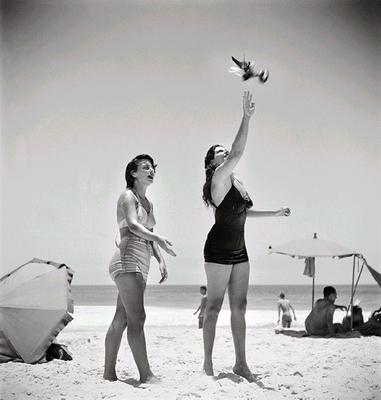 Jogo de peteca na praia