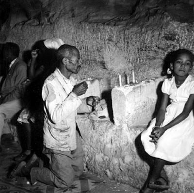 Romeiros acendendo velas