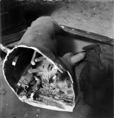 Fragmentos de cópia (moulage) do "Jovem Guerreiro", do grupo escultórico do Arco do Triunfo (A Marselhesa)