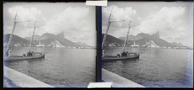 Barco na enseada de Botafogo; ao fundo, o Corcovado