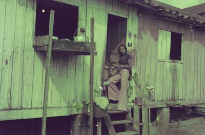 Edna de Cássia e sua família em sua casa