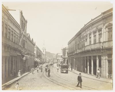 Avenida Passos, sentido Praça Tiradentes; ao fundo, à esquerda, a Igreja do Santíssimo Sacramento