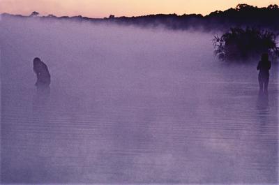 Série Xingu - Mulheres se banham na lagoa ao amanhecer