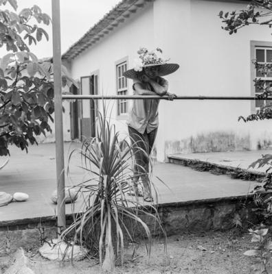 Mulher posando no Sítio Burle Marx