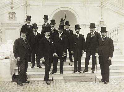 Autoridades diante do Palácio Guanabara