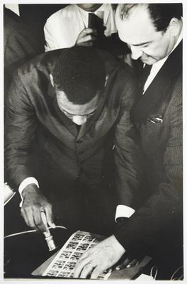 Pelé carimbando selos comemorativos do seu milésimo gol