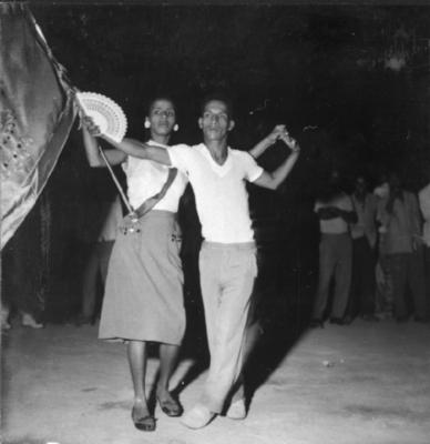 O mestre-sala Arilton com sua mulher no ensaio na Mangueira