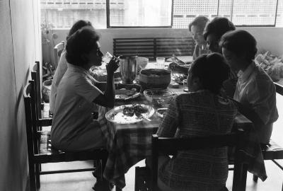 Maria Helena Guedes, Lena Coelho dos Santos, Philomena Miller, Zila Mamede e Maria de Nazareth Soares Lins no alojamento dos professores (Colina)