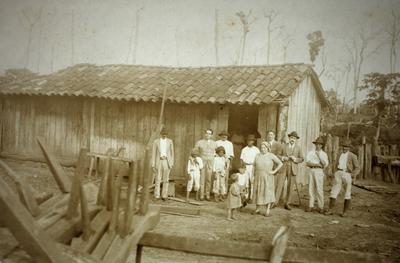 Grupo em frente a um casebre