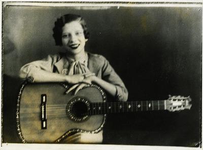 Marília Batista com o violão