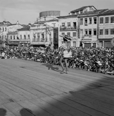 Homem fantasiado de mulher no carnaval
