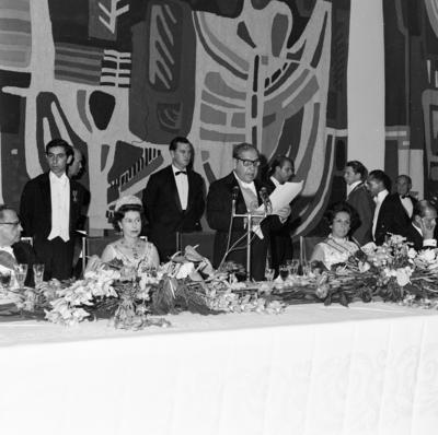 O presidente Arthur da Costa e Silva discursa durante a recepção em homenagem à Rainha Elizabeth II, na Sala Brasília. À esquerda da rainha, o vice-presidente Pedro Aleixo. À direita, a primeira-dama, Dona Iolanda
