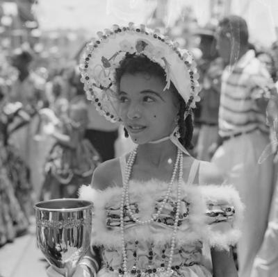 Crianças desfilando em agremiações carnavalescas